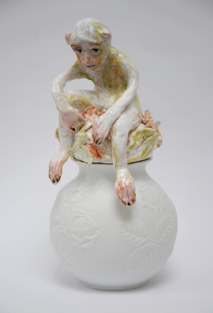 Affe auf Vase – Höhe 28 cm, glazed ceramic, found object of porcelain, 2012 <br>