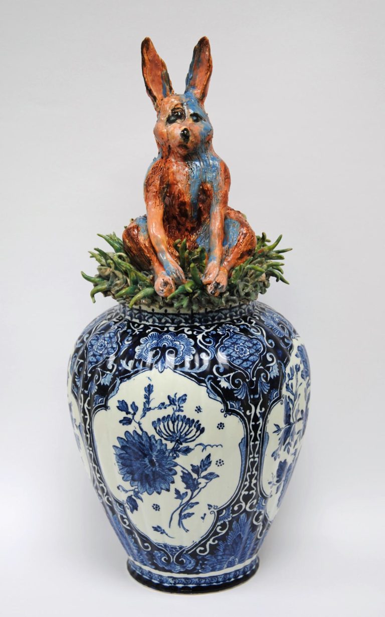 Hase auf Vase – Height 48 cm, glazed ceramic, found object of porcelain, 2013