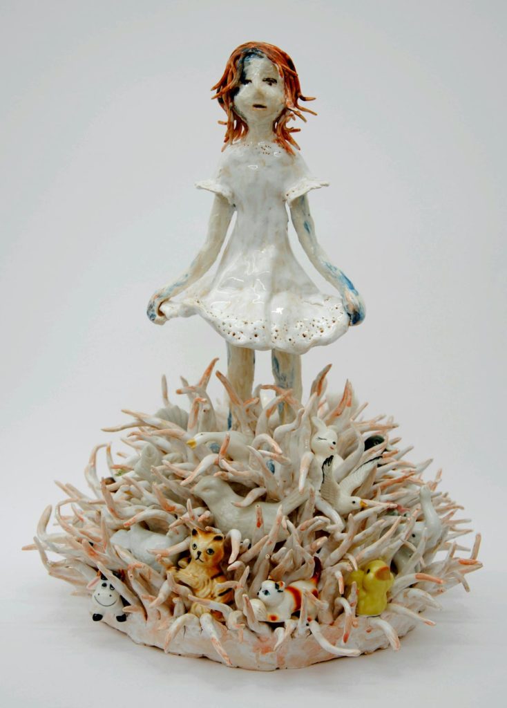Mädchen im weißen Gras – 42 x 32 x 33 cmglazed ceramic, found objects of porcelain, 2014