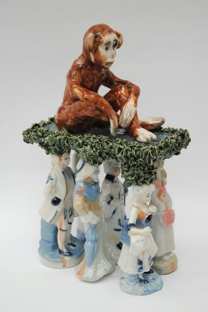 Affe auf Sänfte – 30 x 20 x 13 cm, glazed ceramic, found objects of porcelain, 2015