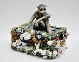 Affe auf Kiste – 28 x 32 x 25 cm, glazed ceramic, found objects of porcelain, 2017