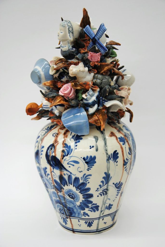 Trockengesteck II – 36 x 19 x 19 cm, glazed ceramic, found object of porcelain, 2015