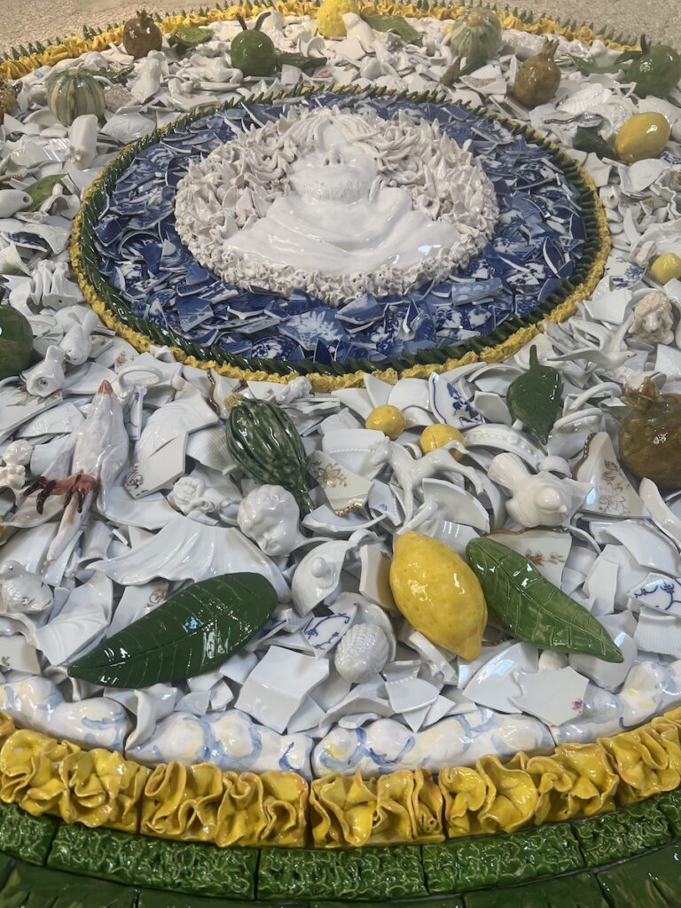 Museo Sant’Orsola, Florenz / I,
glazed ceramic, found objects of porcelain, 
2025