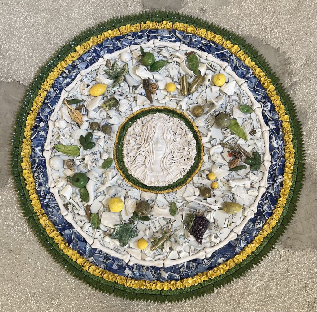 Museo Sant’Orsola, Florenz / I,Ursula, glazed ceramic, found objects of porcelain, 2025